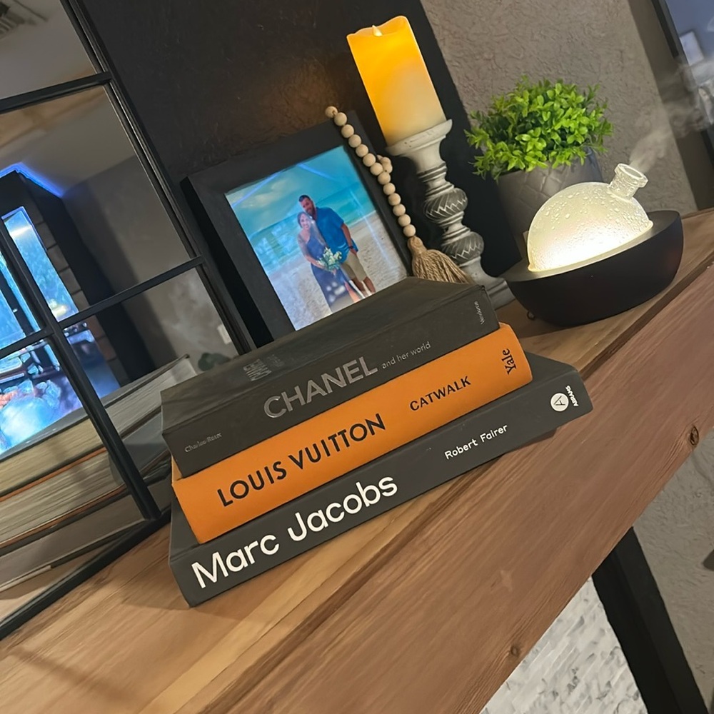 🧡Louis Vuitton•Catwalk•Coffee Table Book🧡 - Picture 2 of 11